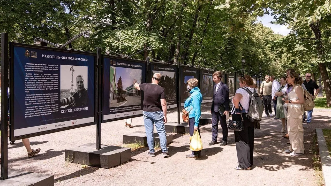 Фотовыставка о мирной жизни в Мариуполе открылась на Гоголевском бульваре Москвы