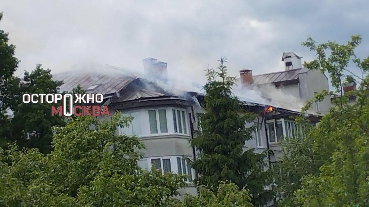 Горит 300 «квадратов»: пожар на кровле повредил квартиры 40 жителей Звенигорода