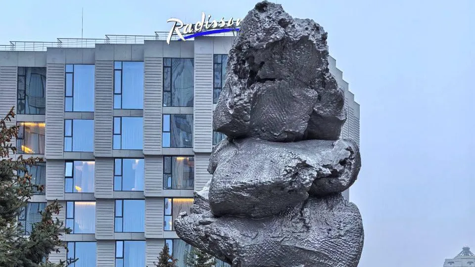 Скульптура «Большая глина № 4» Урса Фишера заняла новое место