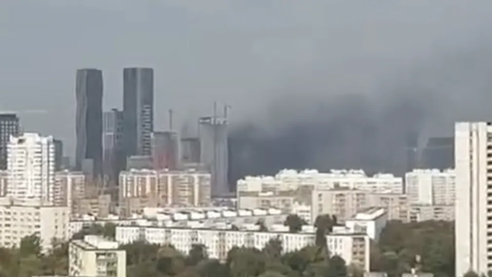 Черный дым над домами: пожар произошел в столичных Печатниках