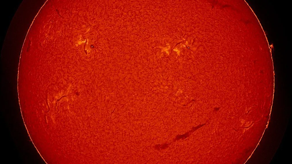 Ученые заметили огромный смайлик на Солнце