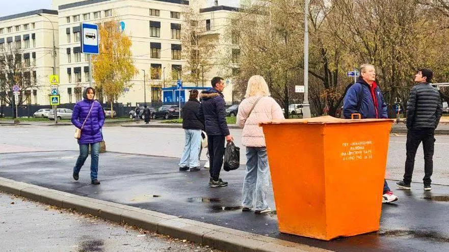 Оранжевые контейнеры с противогололедным материалом появились в Москве