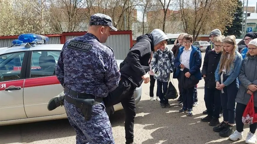 Росгвардейцы Щелкова провели урок мужества для школьников