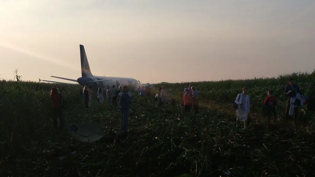 Транспортная прокуратура начала проверку после аварийной посадки самолета в Подмосковье