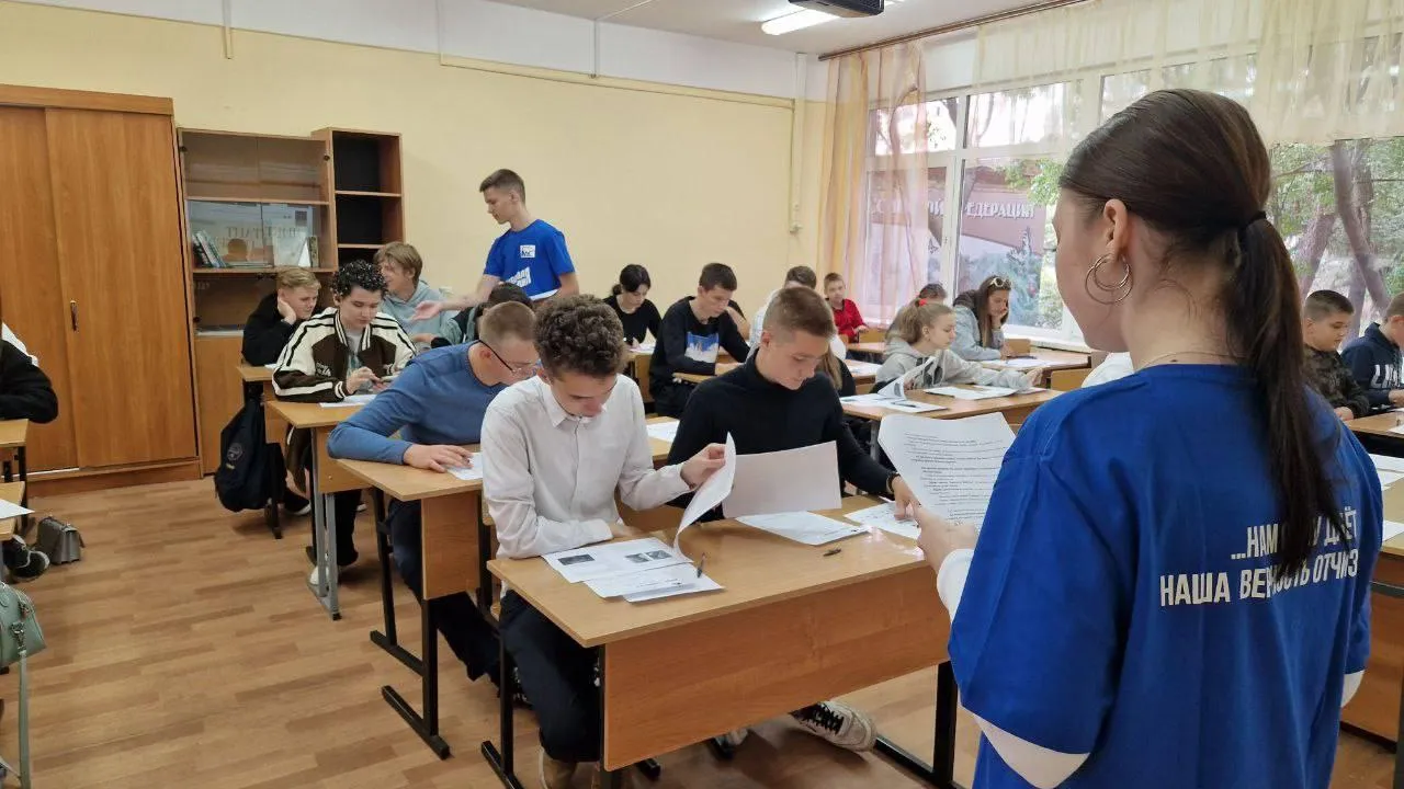 Молодогвардейцы Реутова написали «Диктант Победы» и сделали бумажных голубей с детьми