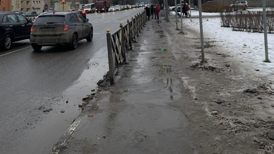 Тротуар на Волоколамском шоссе в Красногорске очистили от наледи и грязи
