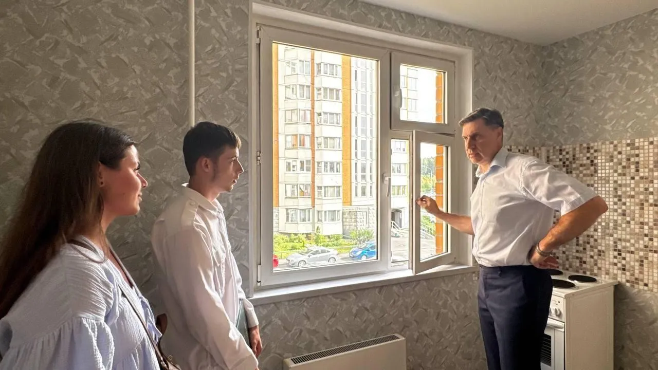 Глава Котельников вручил ключи от квартиры ребенку, оставшемуся без родителей