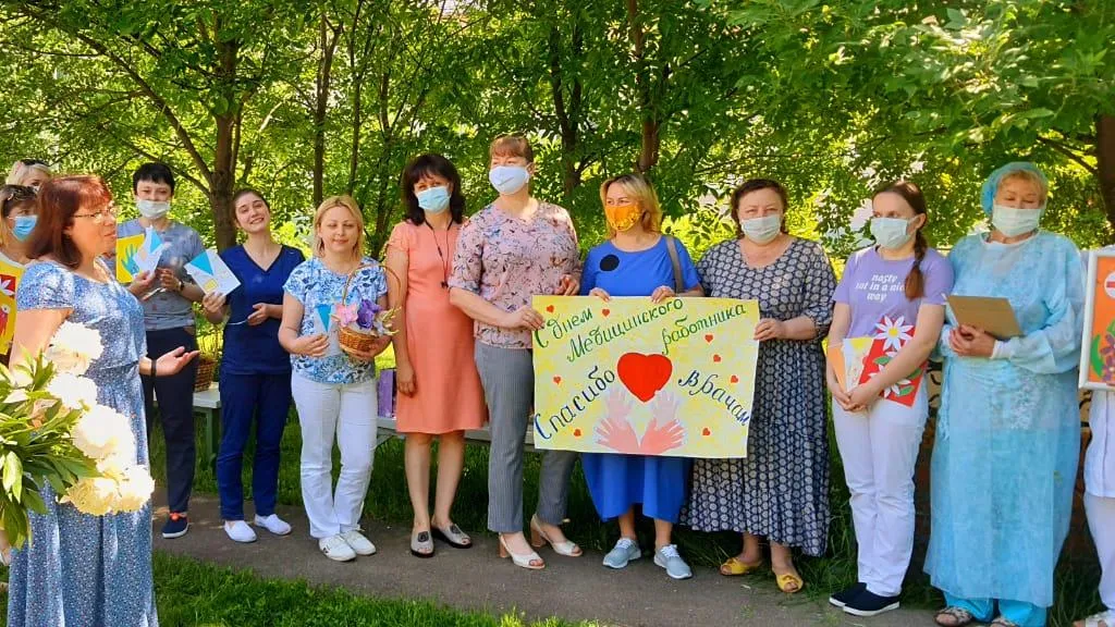 Воспитанники детских садов Реутова поздравили медработников с профессиональным праздником