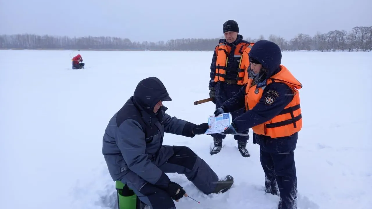 Подмосковные спасатели напомнили рыбакам правила поведения на льду водоемов