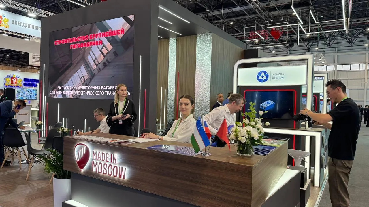 Президент Узбекистана посетил стенд Москвы «ИННОПРОМ. Центральная Азия»