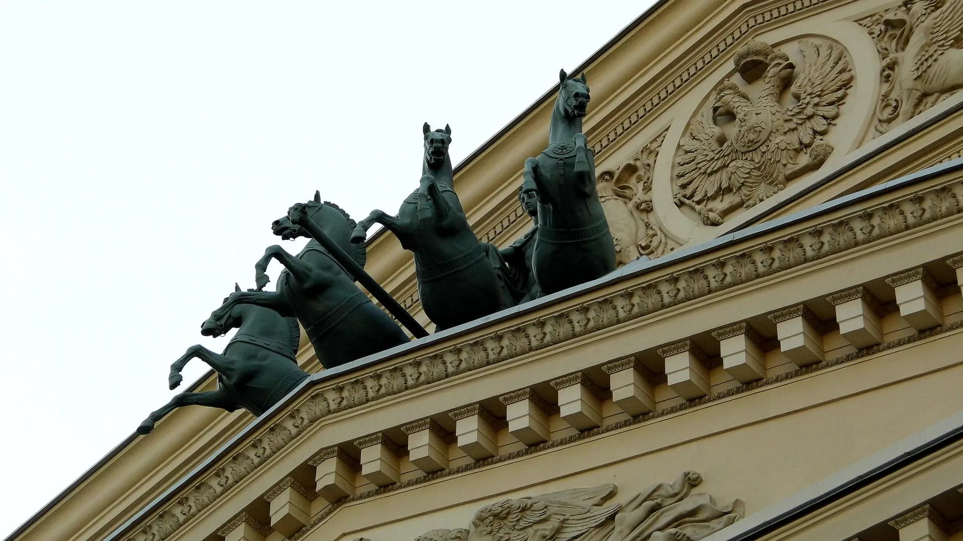 Воспитанницы детдомов Подмосковья посетят балет «Дочь фараона» в Большом театре
