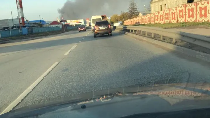 Появилось видео крупного пожара в производственном здании в Подольске