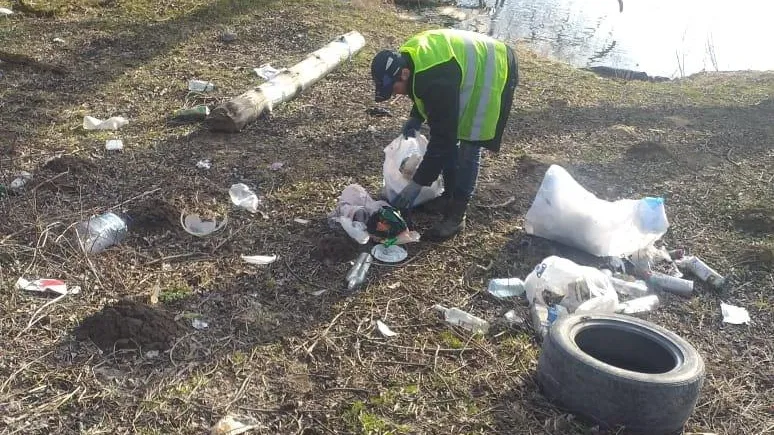 Рабочие очистили от мусора берег реки Пахры в Подольске