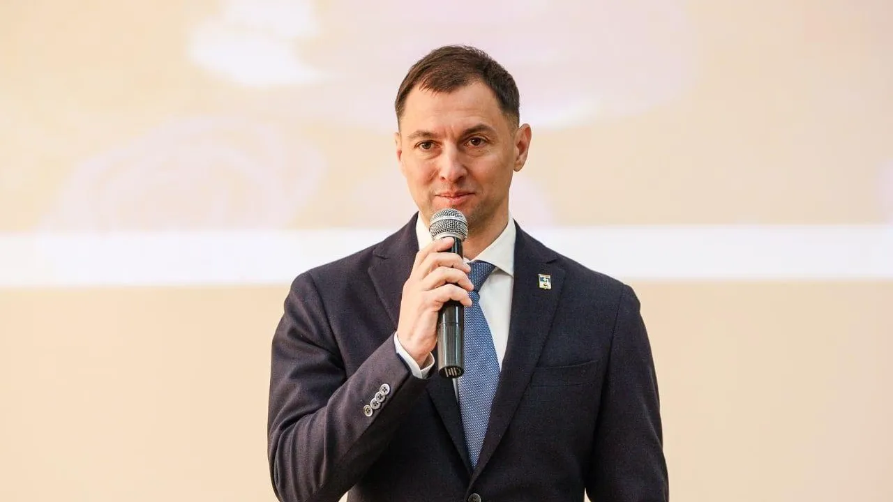 Глава Каширы поздравил выпускниц, набравших 100 баллов на ЕГЭ по литературе