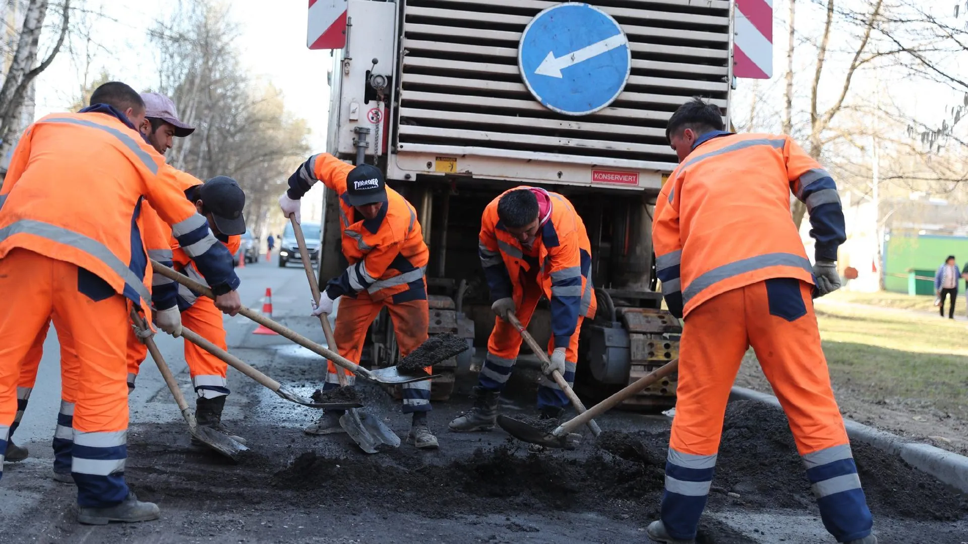 Специалисты Мосавтодора устранили 200 ям на дорогах Одинцовского округа за неделю