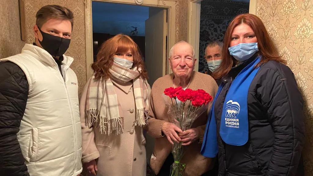 Ветерану Подольска вручили подарки и цветы к 77‑й годовщиной снятия блокады Ленинграда