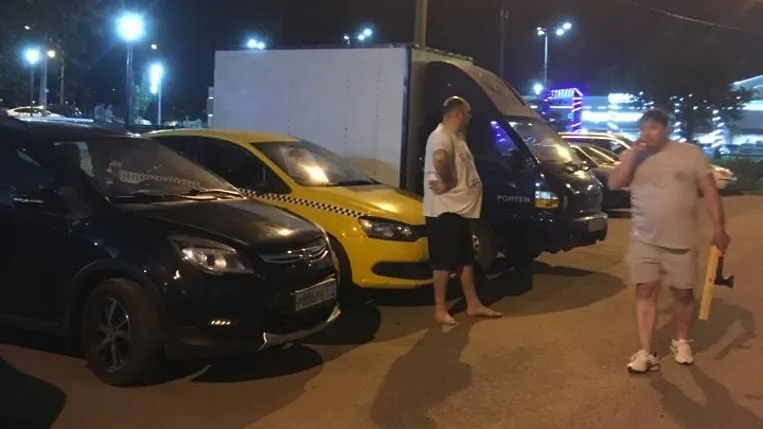 В микрорайоне Подольска мужчина разбил топором стекла у припаркованной во дворе иномарки