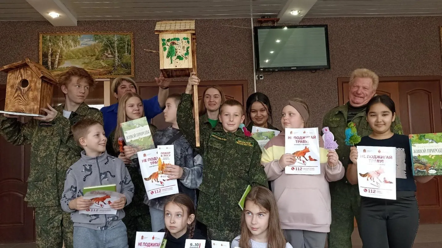 Учащиеся школьного лесничества Подмосковья смастерили скворечники для птиц