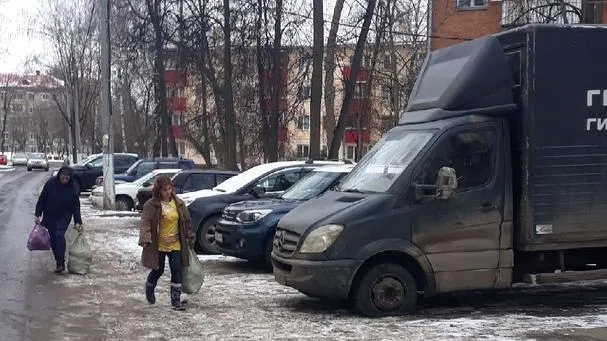 Неизвестные прокололи шины припаркованному грузовику на 2‑ой Парковой улице в Подольске