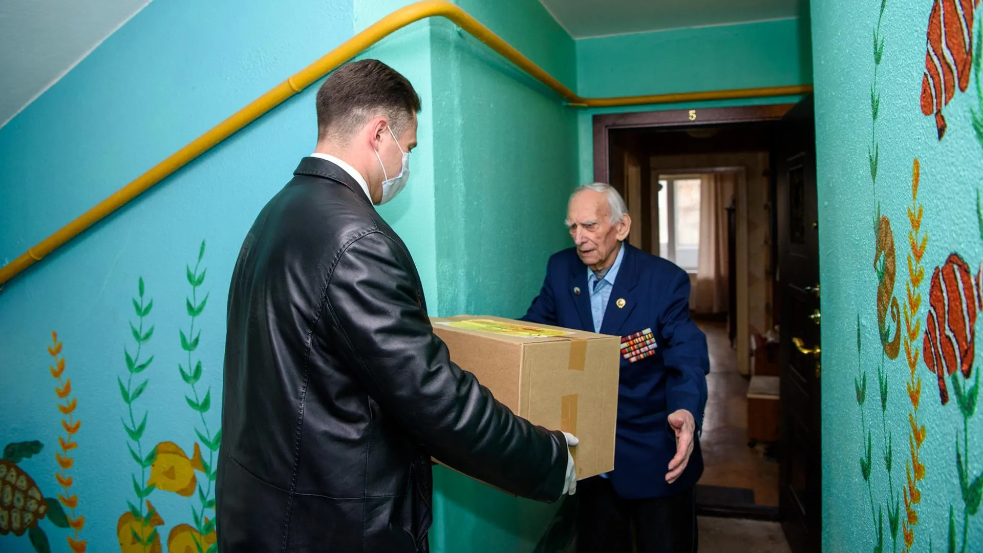 Продуктовый набор передали 99‑летнему ветерану ВОВ из Балашихи