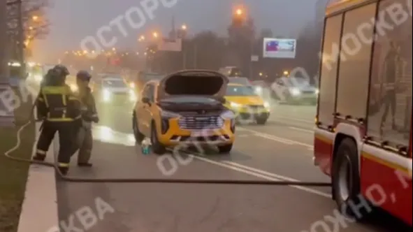 Болт от грузовика пробил бензобак проезжавшего мимо такси в Москве
