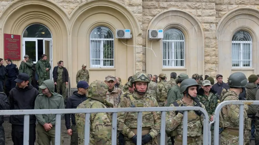 Два депутата пострадали в результате перестрелки в парламенте Абхазии