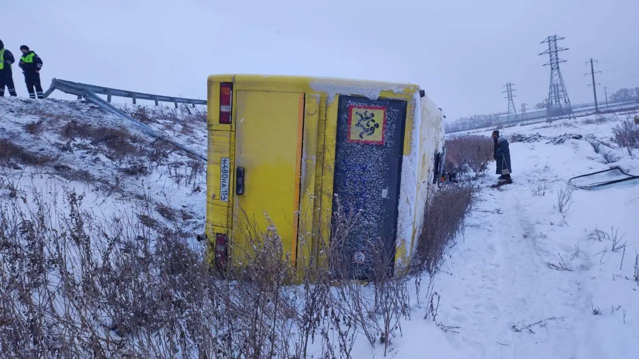 Автобус с 26 пассажирами улетел в кювет в Новосибирской области и перевернулся