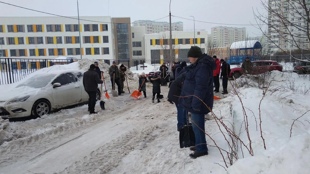 Жители очистили от снега двор в Подольске на субботнике