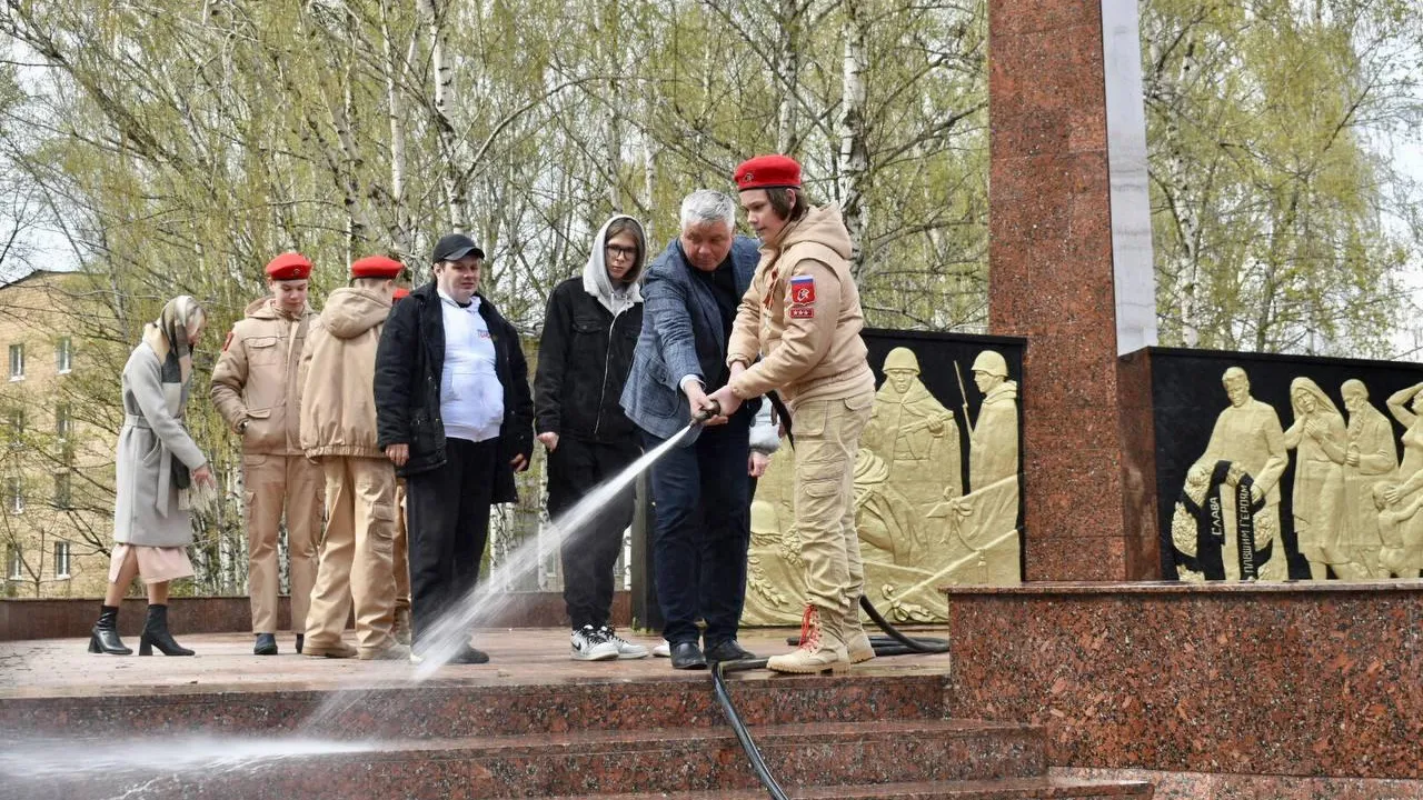 Юнармейцы Балашихи вместе с депутатом Мособлдумы привели в порядок стелу Победы