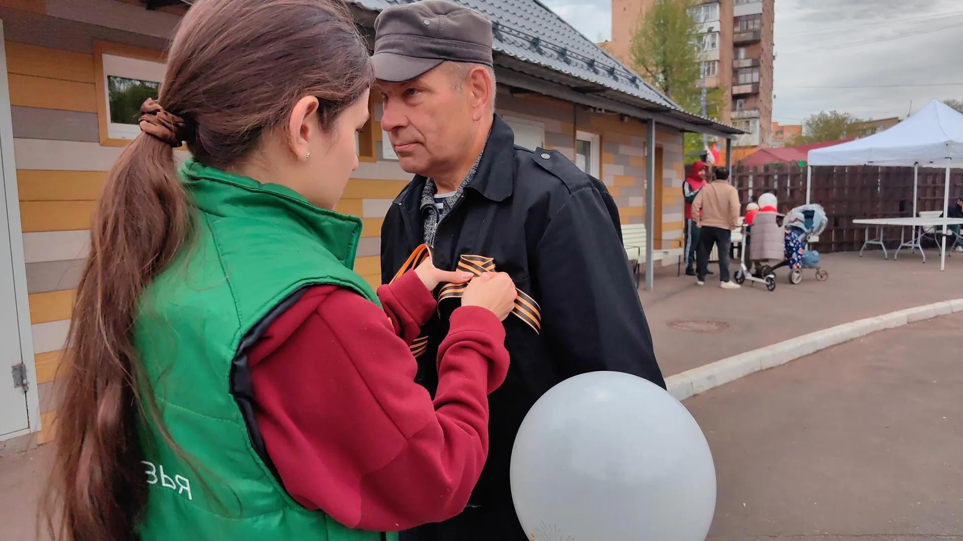 Более 100 георгиевских ленточек раздали в День Победы в парке Щелкова