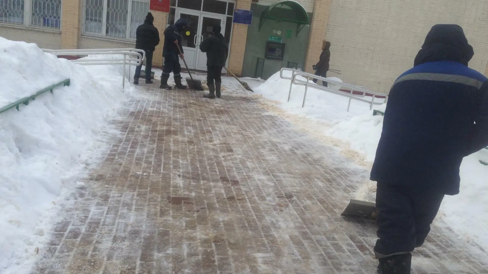 Коммунальные службы очищают от снега дороги в поселке Дубровицы Подольска