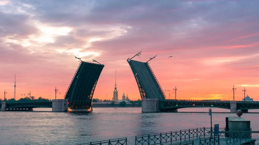 Дворцовый мост разведут под плейлист ко Дню семьи, любви и верности