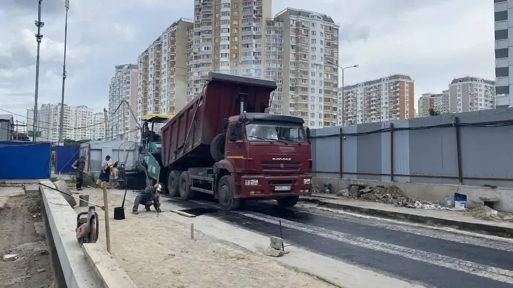 В Балашихе начали укладку асфальта на улице Струве
