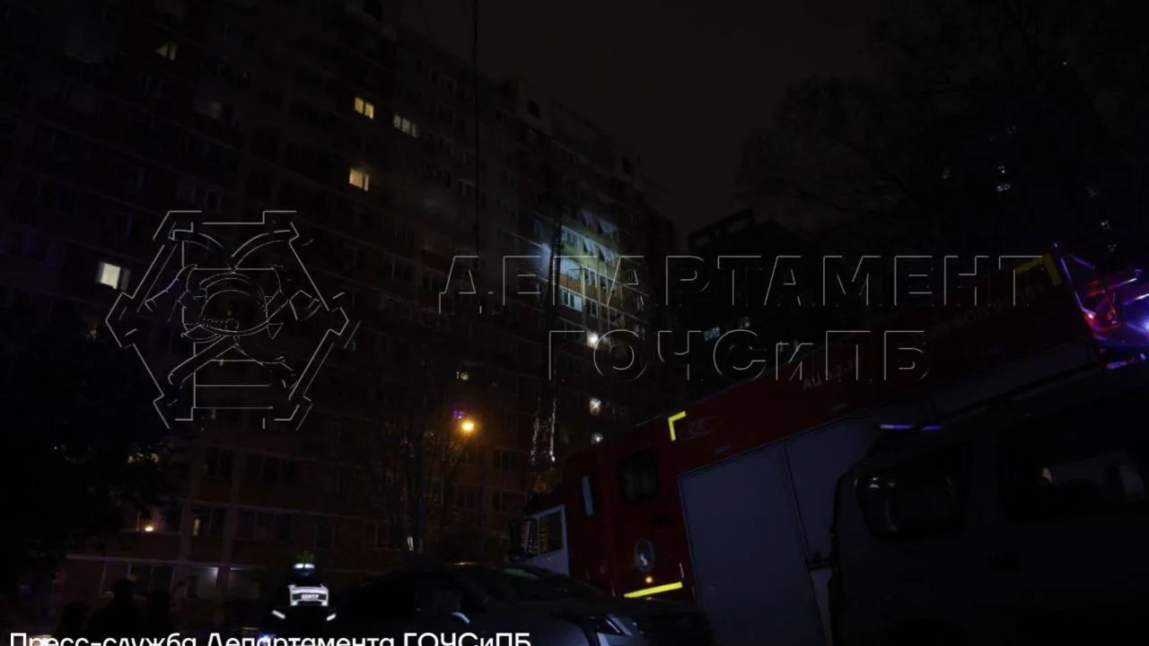 Двое человек пострадали при пожаре в многоэтажном доме в Москве