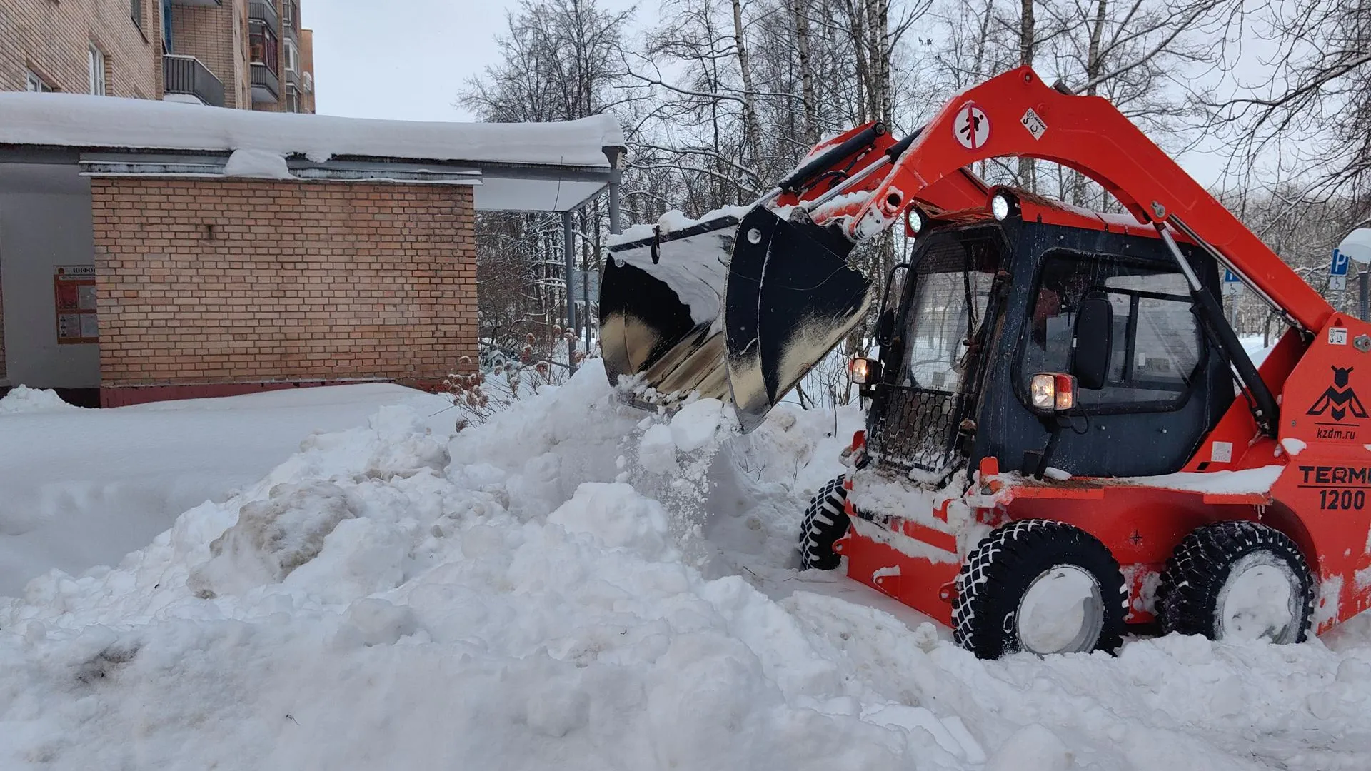 Коммунальщики Звездного городка ликвидируют последствия сильного снегопада