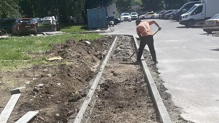 В Ленинском округе началось благоустройство дворовой территории