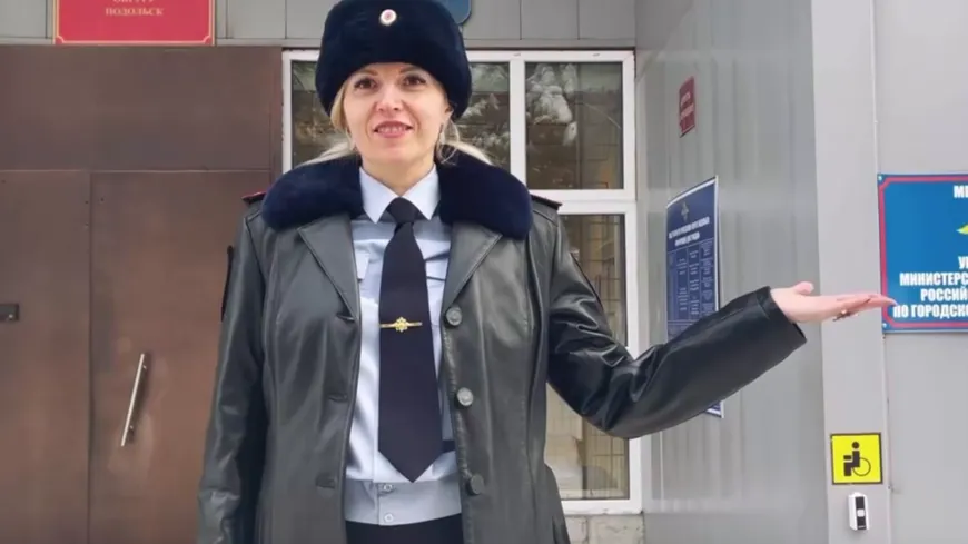 Сотрудницы полиции Подольска поздравили горожан с Днем защитника Отечества