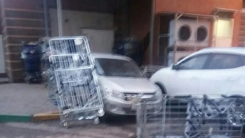 Поддоны упали на иномарку, припаркованную у магазина в Подольске