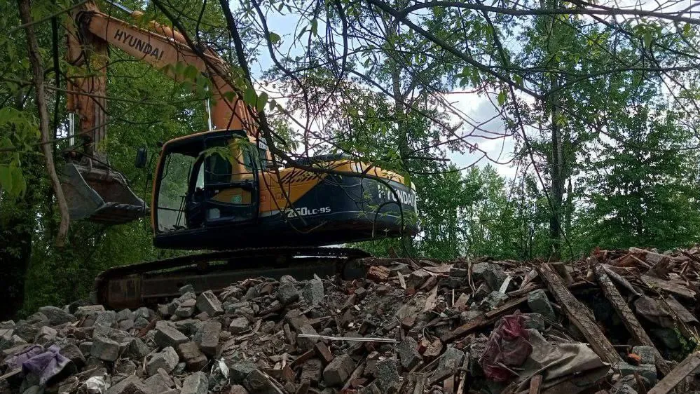 Расселенный аварийный дом снесли на улице Быковской в Подольске