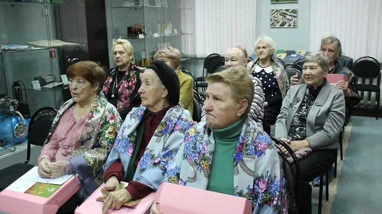 Семь жителей микрорайона Подольска поздравили с 80- и 85‑летием