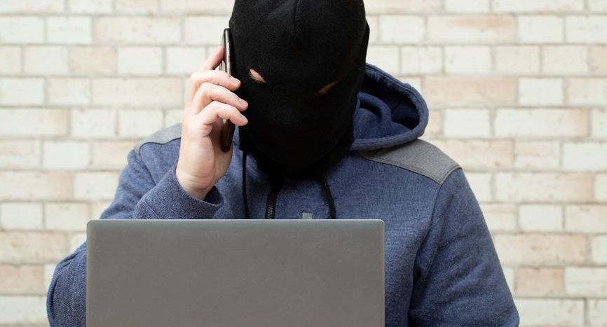 Мошенники выманили у пенсионера более 48 млн руб угрозами об уголовном деле