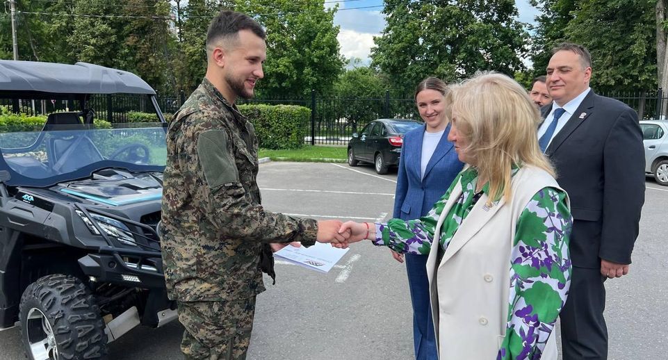 Депутат Госдумы Полякова в Подольске передала штурмовикам СВО ключи от багги