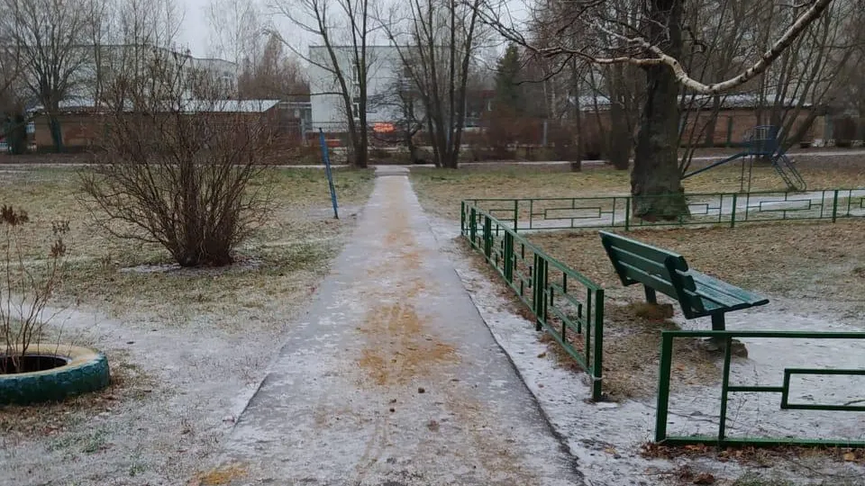 Дворников обязали ежедневно посыпать дорожки в микрорайоне Климовск Подольска песком