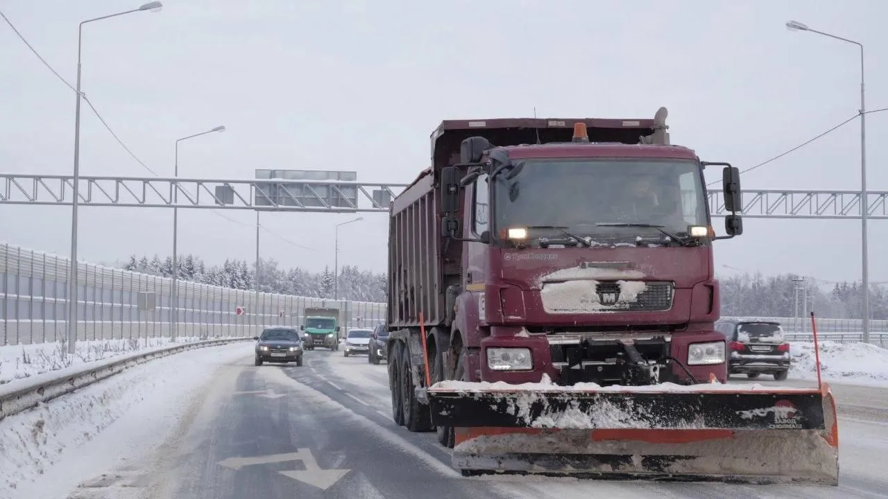 Порядка 10 тыс км дорог очистили дорожные службы Подмосковья во время ночного дежурства