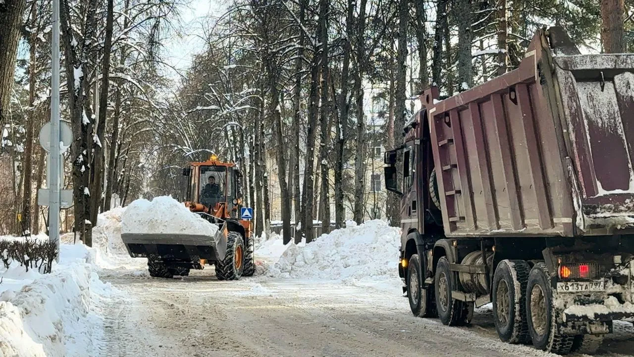 В Дубне круглосуточно вывозят снег с улиц и дворов