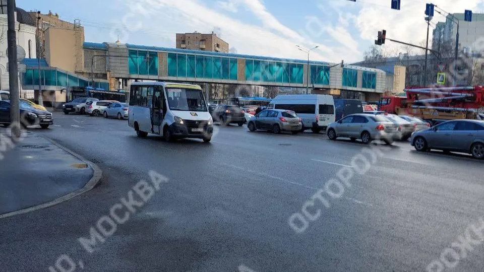 Глухая пробка образовалась из-за неработающего светофора на западе Москвы