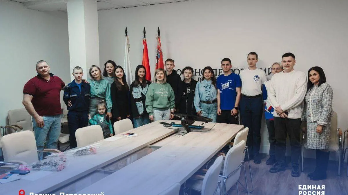 Партийцы торжественно вручили первые паспорта юным гражданам Лосино-Петровского
