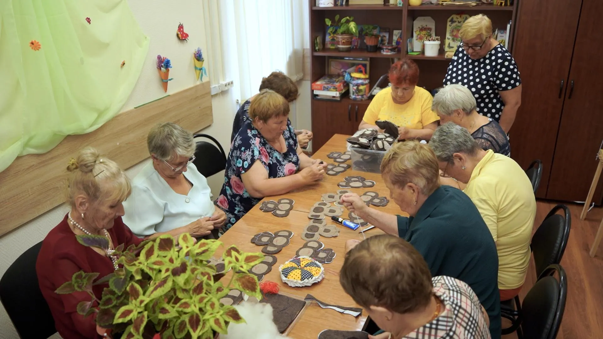 Рукодельницы Шатуры создают игрушки-обереги для солдат, находящихся в зоне СВО
