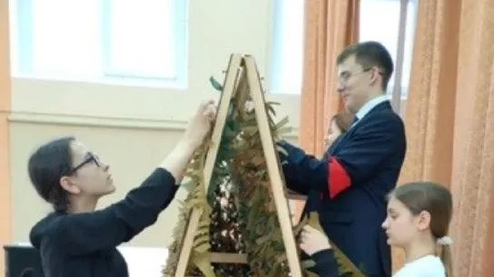 Школьники Лобни плетут маскировочные сети для бойцов СВО