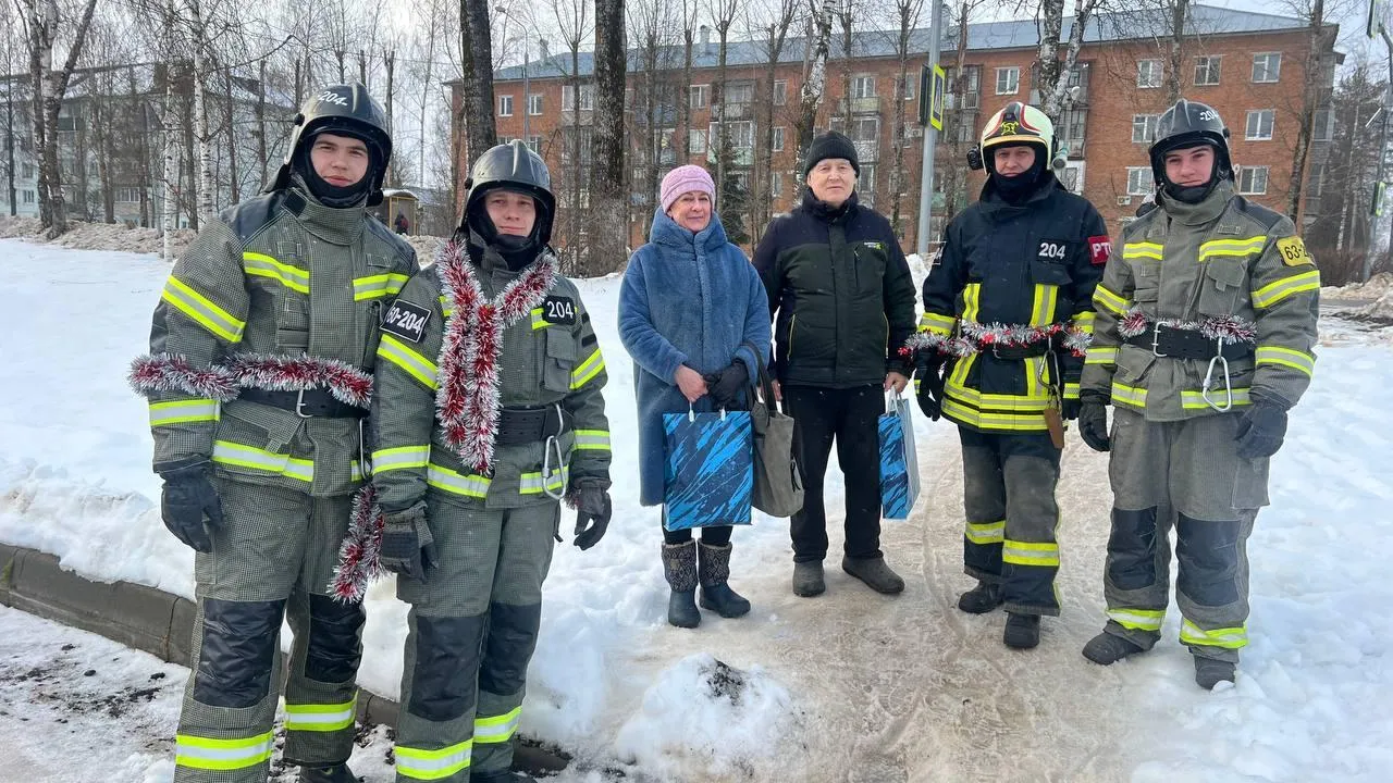 Огнеборцы «Мособлпожспас» поздравили с Новым годом жителей Волоколамского округа